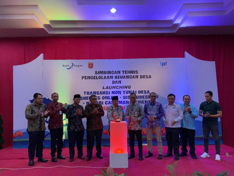 LUNCURKAN APLIKASI--Direktur Keuangan Bank Nagari Roni Edrian dan Bupati Agam Andri Warman menekan tombol peluncuran Aplikasi Siskeudes di Rocky Hotel Padang, Kamis (15/8). AFRIANITA