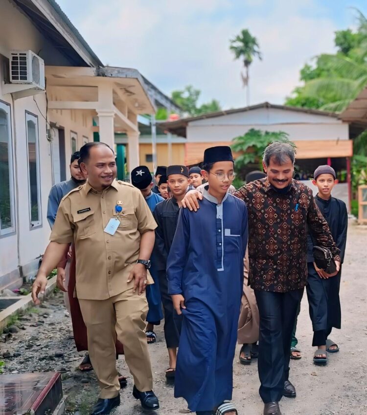 Pada Selasa (13/8) pagi, pengusaha sukses asal Kota Bogor itu kembali hadir dengan bantuan yang berarti berupa uang tunai untuk memenuhi kebutuhan beras para santri. DEPIT