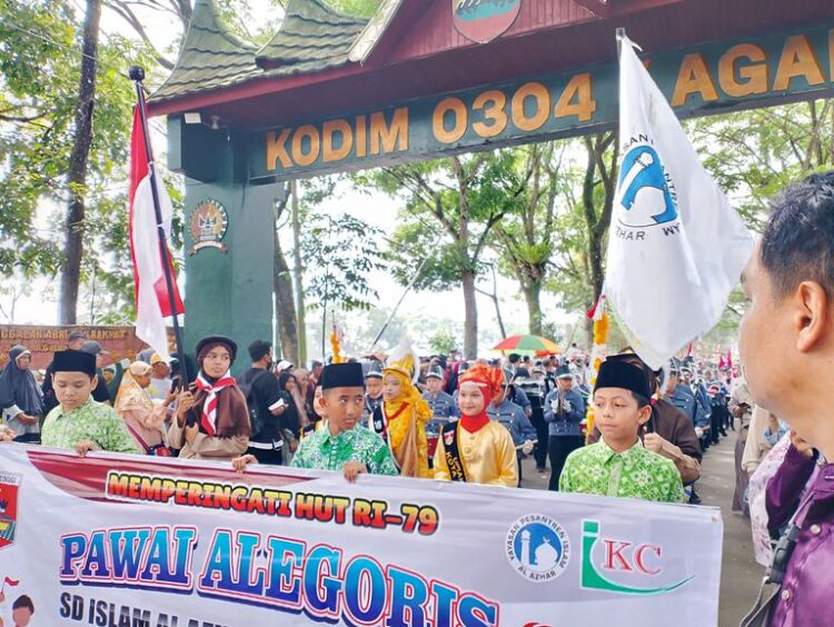 Pemko Bukittinggi menggelar pawai alegoris dalam rangka memperingati HUT Kemerdekaan RI ke 79, Minggu (18/8). Gatot