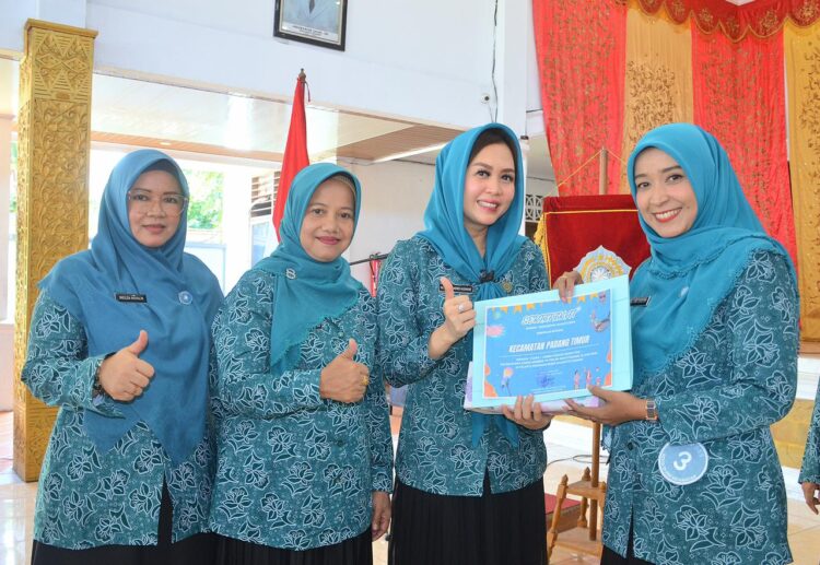 Penyerahan hadiah secara simbolis bagi pemenang lomba Jambore Kader PKK Tingkat Kota Padang Tahun 2024 oleh TP-PKK Kota Padang, Senin (12/8). (h/ril)