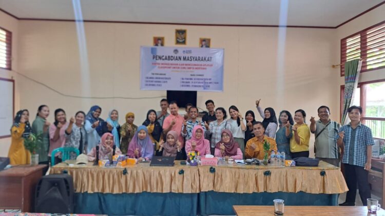 Dosen dari Departemen Matematika UNP melaksanakan kegiatan pengabdian masyarakat dengan membekali guru-guru di SMPN 1 Siberut Selatan mengenai penggunaan Classpoint. IST