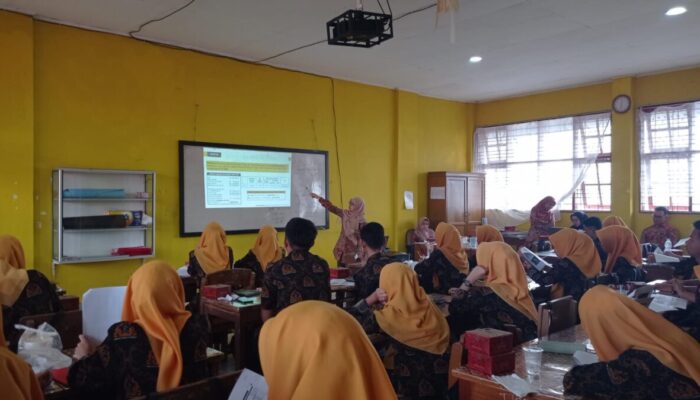 Dosen Akuntansi PNP Gelar Pelatihan Akuntansi Pajak di SMKN 2 Bukittinggi 