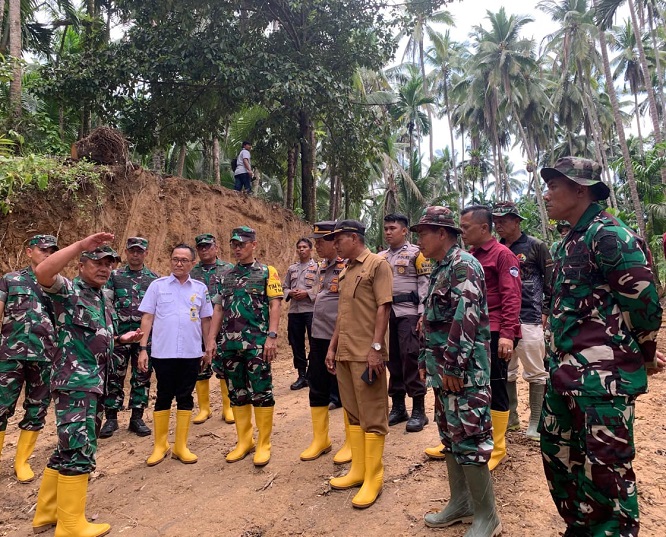 Tim Wasev) Kodim 0308/Pariaman mengunjungi lokasi TMMD 2024 ke 121 di Nagari Sungai Sirah Kuranji Hulu Kecamatan Sungai Geringging.
