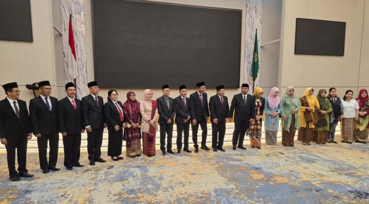 Rektor UIN Bukittinggi, Prof. Dr. Silfia Hanani dan Menteri Agama RI Yaqut Cholil Qoumas foto bersama dengan pejabat yang dilantik, Jumat (9/8). IST.