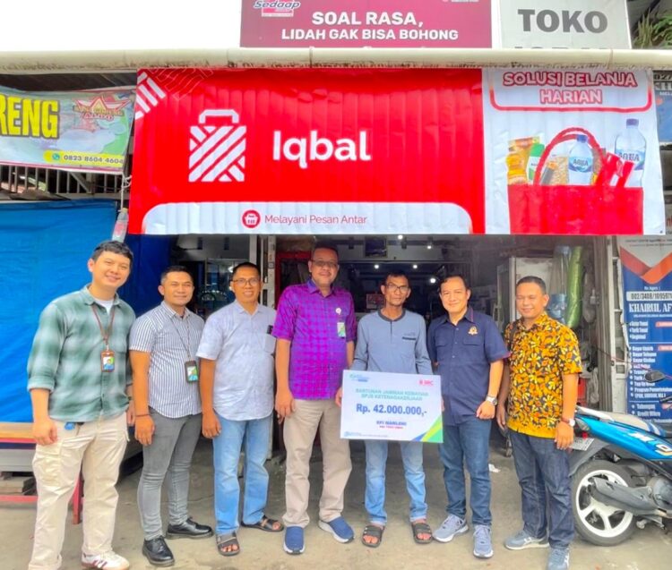 Santunan kematian diserahkan oleh Kepala BPJS Ketenagakerjaan Padang Muhammad Syahrul dan Manager Regional Sampoerna Padang Abdul Malik, Jumat (9/8).DOK AFRIANITA