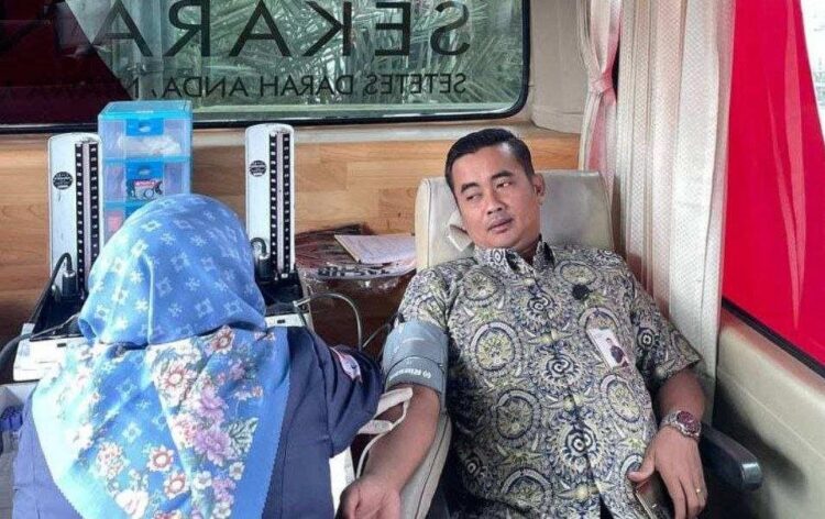 Kepala Cabang BPJS Kesehatan Bukittinggi, Haris Prayudi ikut mendonorkan darahnya di PMI Bukittinggi, Rabu (24/8). YURSIL.