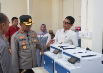 Kantah Padang Pariaman, Ahmad Yahdi, S.Sit., M.H mengajak Kapolres Padang Pariaman, AKBP Ahmad Faisol Amir, SIK., M.Si, beserta jajaran untuk melihat fasilitas yang ada pada Kantor Pertanahan setempat, beberapa waktu lalu.