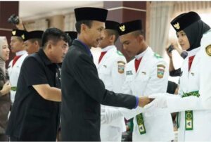 Yulian Efi (Wabup Solsel) menyalami satu persatu anggota Paskibraka, Kamis (15/8).