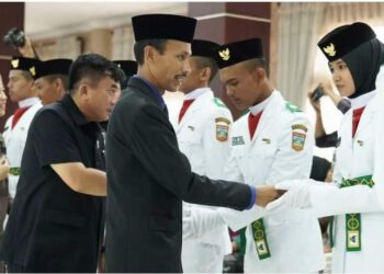 Yulian Efi (Wabup Solsel) menyalami satu persatu anggota Paskibraka, Kamis (15/8).