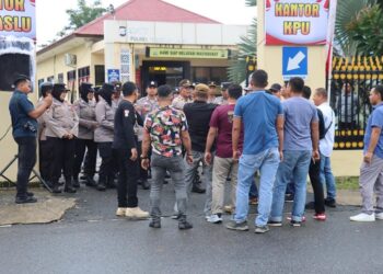 Sejumlah masyarakat ricuh dalam skenario unjuk rasa penetapan suara Pilkada Serentak 2024, bahkan dengan menyandera Ketua KPU Pasbar