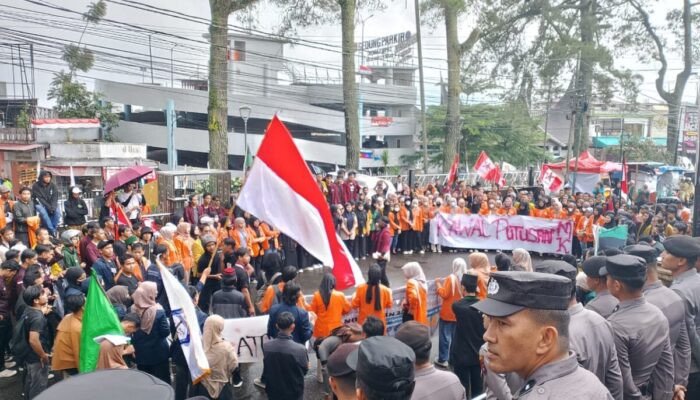 Ratusan Mahasiswa di Bukittinggi Demonstrasi Kawal Putusan MK