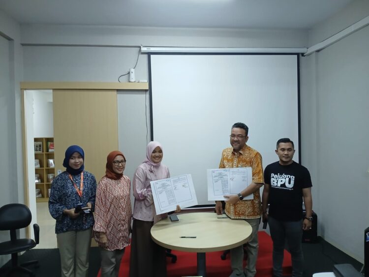 Kepala BPJS Ketenagakerjaan Padang Muhammad Syahrul dan CEO Rumah BUMN Padang, Gema Putri saat penandatanganan MoU kerja sama, Sabtu (24/8).AFRIANITA