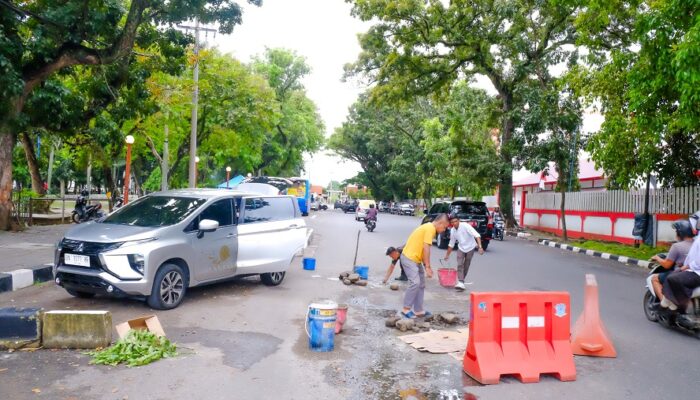 Bakti untuk Nagari, Kawana Hotel Padang Perbaiki Sejumlah Jalan Berlubang