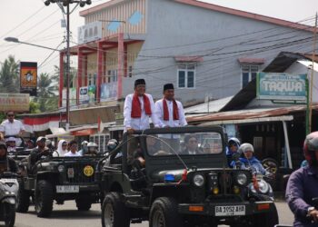 Mendaftar ke KPU Padang, Hendri Septa-Hidayat Diarak Pakai Jip hingga Bendi