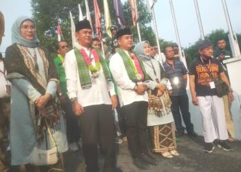 Heboh, Seribuan Warga Hantarkan Nofi Candra-Leo Murphy Daftar ke KPU Kota Solok