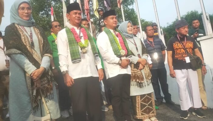 Heboh, Seribuan Warga Hantarkan Nofi Candra-Leo Murphy Daftar ke KPU Kota Solok