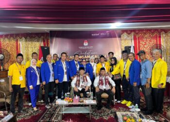 Diarak Ribuan Pendukung, Pasangan Hendri Arnis- Allex Saputra Daftar ke KPU Padang Panjang