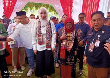 Bakal calon Pasangan Pilkada Dharmasraya Annisa Suci Ramadhani dan Lely Arni akan menjalani  cek kesehatan di RS M Jamil Padang.