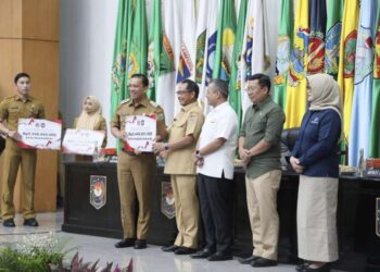 Pemko Padang Panjang Berhasil Kendalikan Inflasi, Mendagri Tito Serahkan DIF RP 5,4 Miliar.