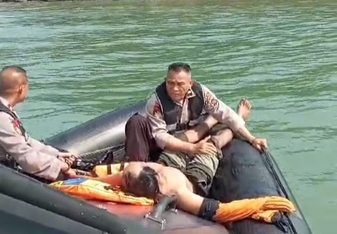 Tim SAR dari Ditpolairud Polda SumbarĀ mengevakuasi seorang nelayan yang terkena dampak gelombang besar di sekitar PantaiĀ Padang.