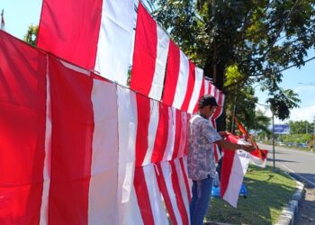Mendekati 17 Agustus penjualan bendera merah putih dan umbul-umbul khas HUT RI menjadi salah satu jenis usaha yang menjamur.
