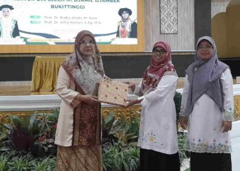 PENGHARGAAN - Rektor UIN Bukittinggi, Prof. Silfia Hanani, S. Ag. M. Si memberikan penghargaan kepada mantan Rektor UIN Bukittinggi periode 2020-2024 Prof. Ridha Ahida. M. Hum. YURSIL.