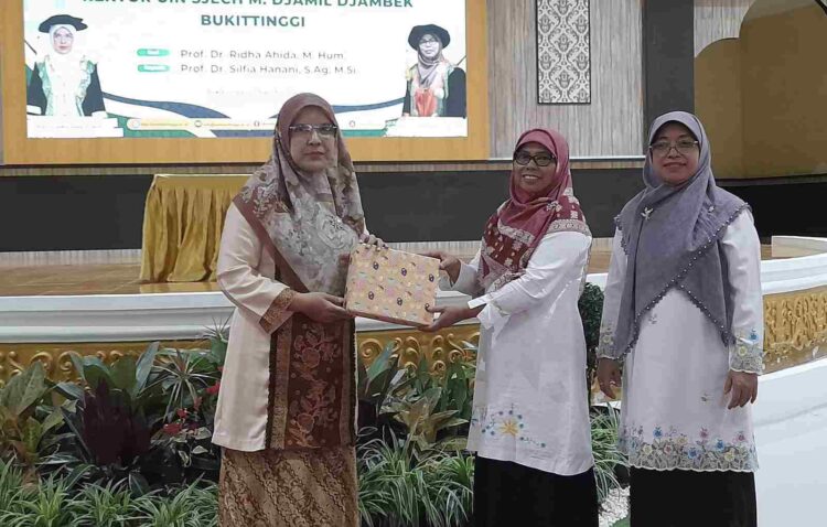 PENGHARGAAN - Rektor UIN Bukittinggi, Prof. Silfia Hanani, S. Ag. M. Si memberikan penghargaan kepada mantan Rektor UIN Bukittinggi periode 2020-2024 Prof. Ridha Ahida. M. Hum. YURSIL.