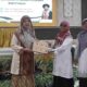 PENGHARGAAN - Rektor UIN Bukittinggi, Prof. Silfia Hanani, S. Ag. M. Si memberikan penghargaan kepada mantan Rektor UIN Bukittinggi periode 2020-2024 Prof. Ridha Ahida. M. Hum. YURSIL.