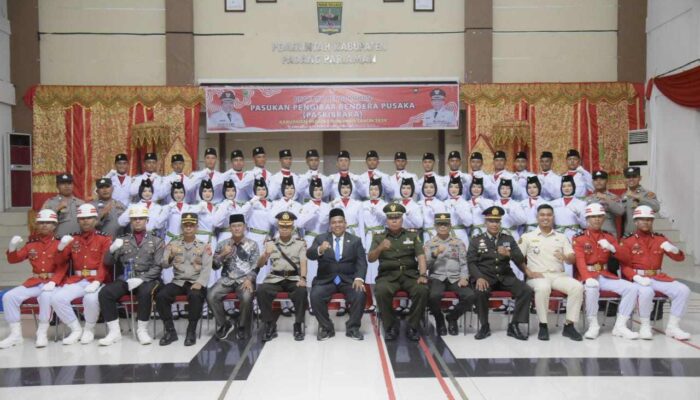 Kukuhkan Anggota Paskibraka Padang Pariaman, Bupati Suhatri Bur Sebut Tidak Ada Larangan Pakai Hijab