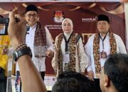 Mendaftar ke KPU Kabupaten Solok, Emiko dan Irwan Afriadi Naik Bendi Diiringi Seribuan Warga