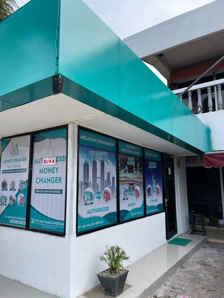 MJE Money Changer di Jalan Bagindo Aziz Chan Alang Laweh Padang, menerima penjualan uang riyal bagi jemaah haji maupun umrah yang selesai melaksanakan ibadah di tanah suci.RAMADHANA