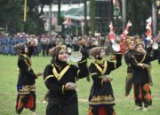 Parade Senja Meriahkan Upacara Penurunan Bendera di Padang