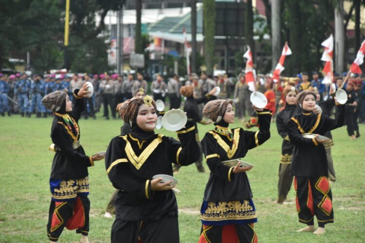 Sejumlah penari saat tampil pada parade senja saat upacara penurunan bendera merah putih di lapangan Imam Bonjol Padang, Sabtu (17/8). IST