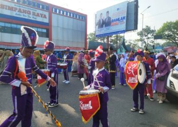Tim Drumband SLBN 1 Bukittinggi Meriahkan Pawai Alegoris HUT RI ke 79