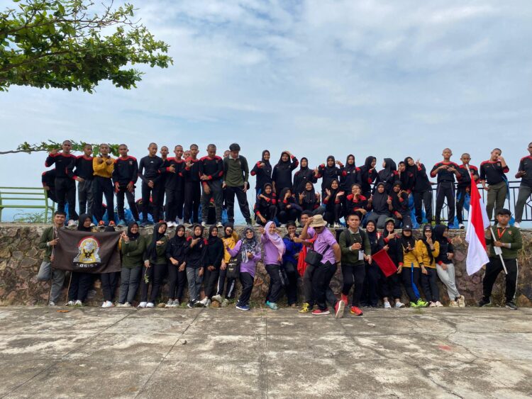 Siswa siswi serta guru SMA taruna Sumatera Barat usai goro bersama di Puncak Gunung Medan. BADRI