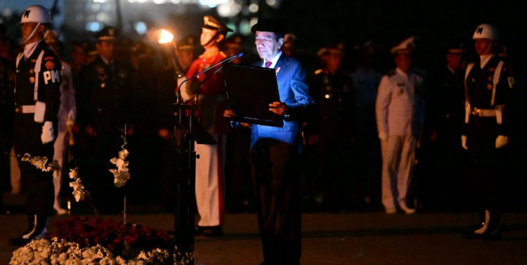 Presiden Joko Widodo memimpin apel kehormatan dan renungan suci di Taman Kusuma Bangsa, Ibu Kota Nusantara (IKN), Provinsi Kalimantan Timur
