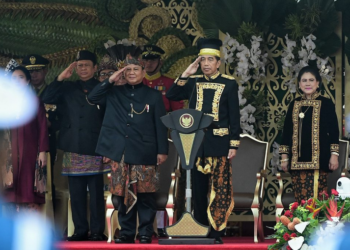 Presiden Joko Widodo kembali memakai busana adat saat upacara HUT RI di Istana Negara, Ibu Kota Nusantara, pada Sabtu, 17 Agustus 2024. 