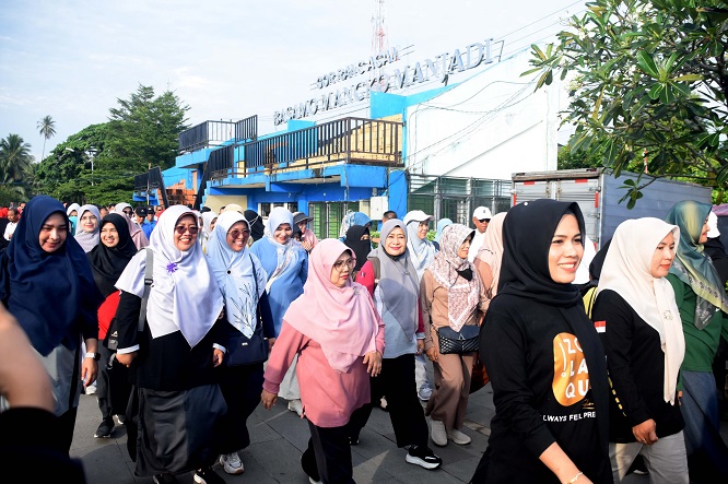 Masyarakat Kabupaten Agam tumpah ruah memerihakan jalan santai dalam memperingati momentum 13 tahun perpindahan ibukota kabupaten.