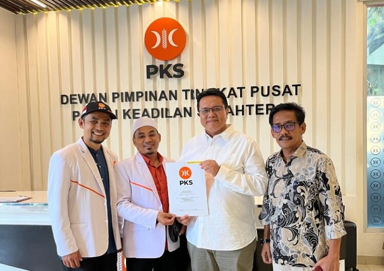 Partai Keadilan Sejahtera (PKS) resmi memberikan dukungan kepasangan Eka Putra - Ahmad Fadly pada Pilkada Tanah Datar 2024.