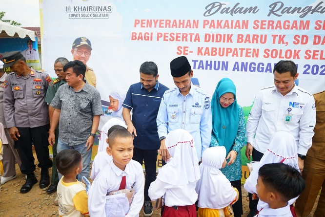 - Pemerintah Kabupaten Solok Selatan kembali menyalurkan bantuan seragam sekolah gratis sebanyak 1.166 pasang di Kecamatan Sangir Batang Hari
