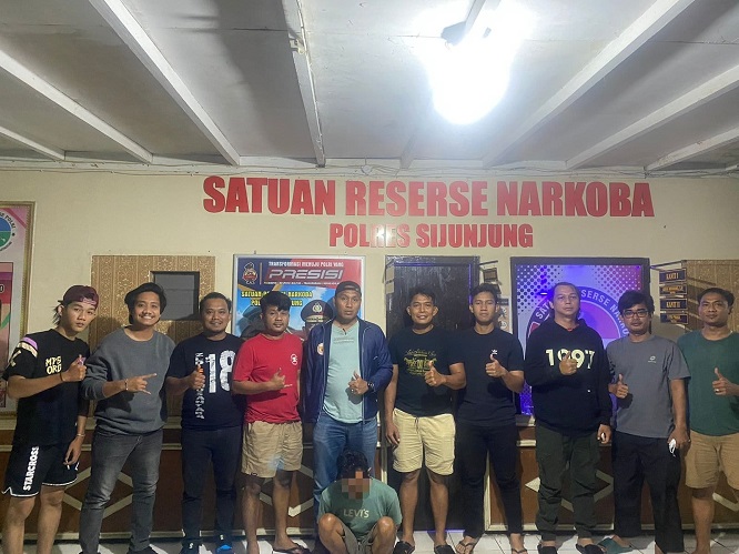 Polres Sijunjung dan masyarakat, berhasil menggagalkan peredaran narkotika jenis sabu dan menangkap seorang pelaku di jorong Koto Palaluar