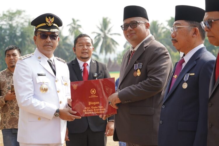 2 ASN Pemkab Solok Selatan atau Solsel mendapatkan penghargaan Satyalancana Karya Satya yang telah mengabdi