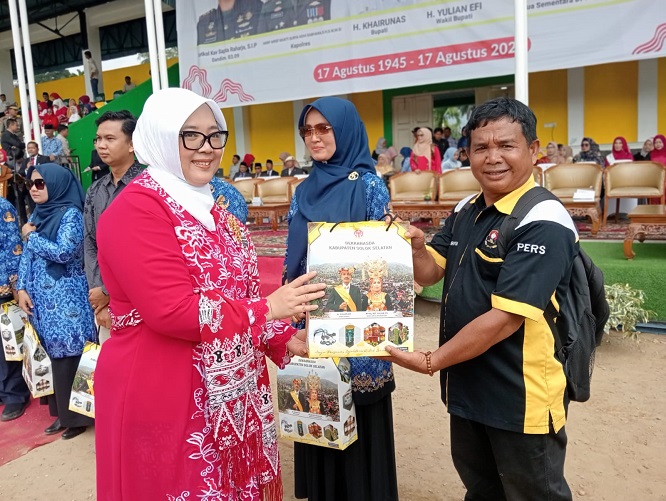 Ketua Persatuan Wartawan Indonesia (PWI) Kabupaten Solok Selatan (Solsel), Hendrivon mendapatkan penghargaan dari PMI Sumbar.