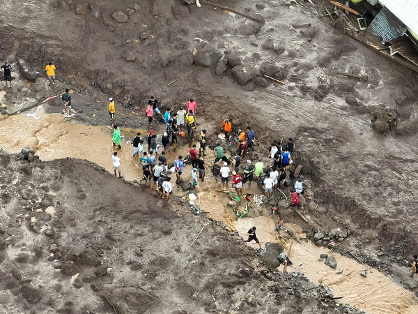 Tim gabungan masih melakukan upaya pencarian korban hilang akibat banjir bandang Ternate, Sejauh ini satu warga yang belum ditemukan.