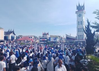 Puluhan ribu masyarakat Bukittinggi tumpah ruah di Jam Gadang Bukittinggi untuk mengantarkan pasangan calon yang maju Pilkada Bukittinggi