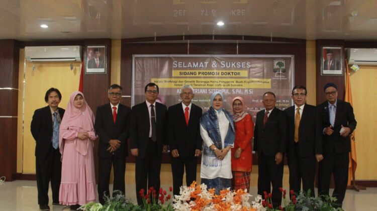 Aida Fitriani berfoto bersama pembimbing dan penguji disertasinya setelah ujian disertasi selesai di Plaza FMIPA Unand, Selasa (27/8/2024)