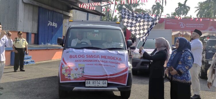 Direktur Utama Perum Bulog Bayu Krisnamurthi, melepas armada untuk mendistribusikan beras berkualitas baik yang akan disebar di empat titik di Kota Padang, Sabtu (17/8). RAMADHANA