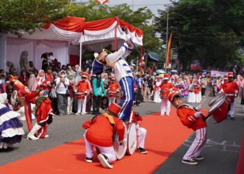 Ribuan warga tumpah ruah menyaksikan pawai alegoris merayakan HUT ke-79 Kemerdekaan RI. Jalan Sudirman, Padang Panjang.