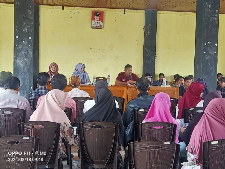 Pertemuan petani kelapa sawit penerima beasiswa penuh dengan APKASINDO Sumbar. MARYADI