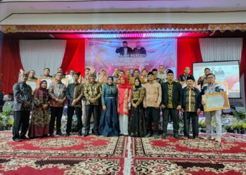 Foto bersama usai menerima penghargaan